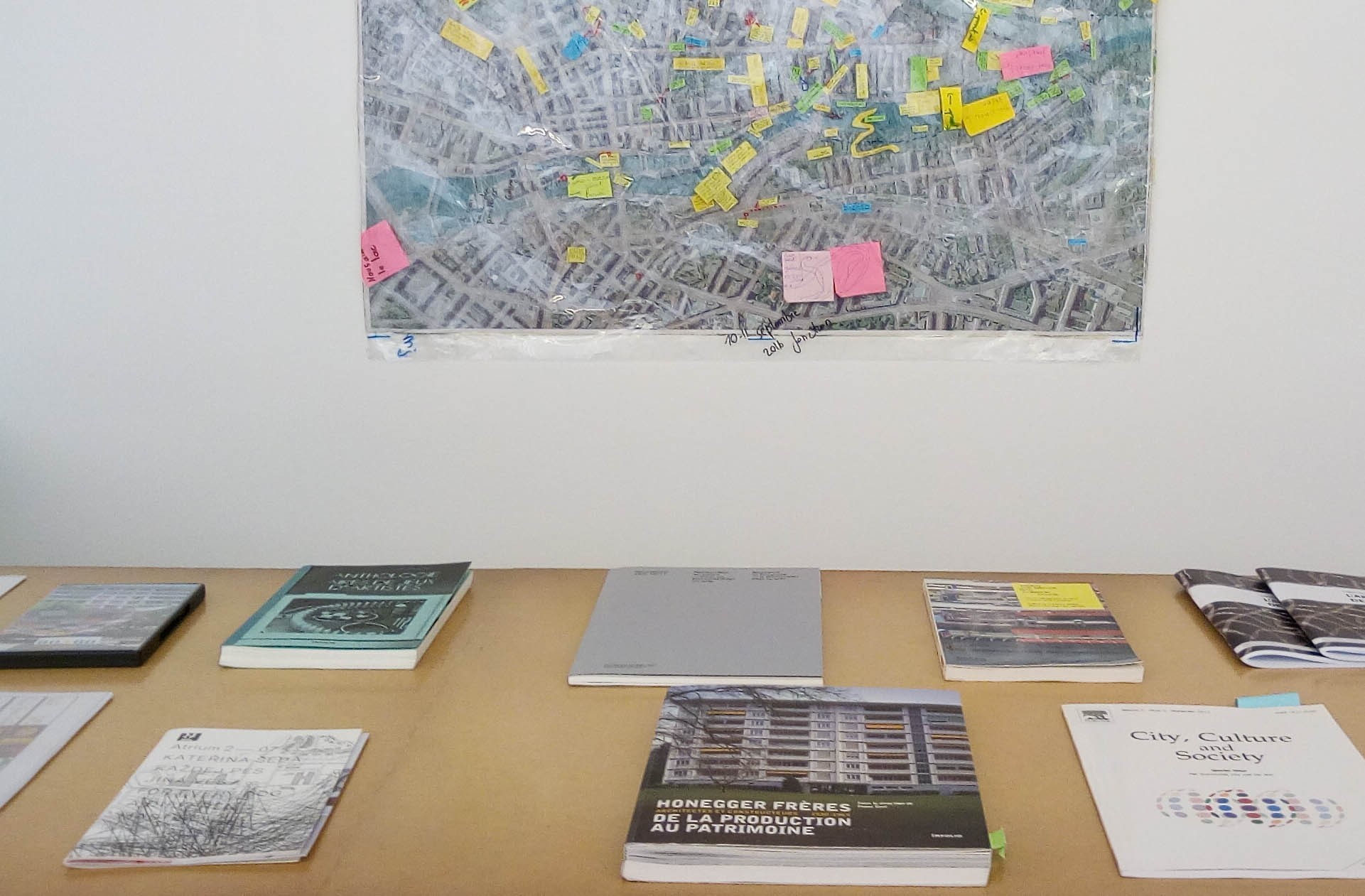 Présentoirs publications 60x60